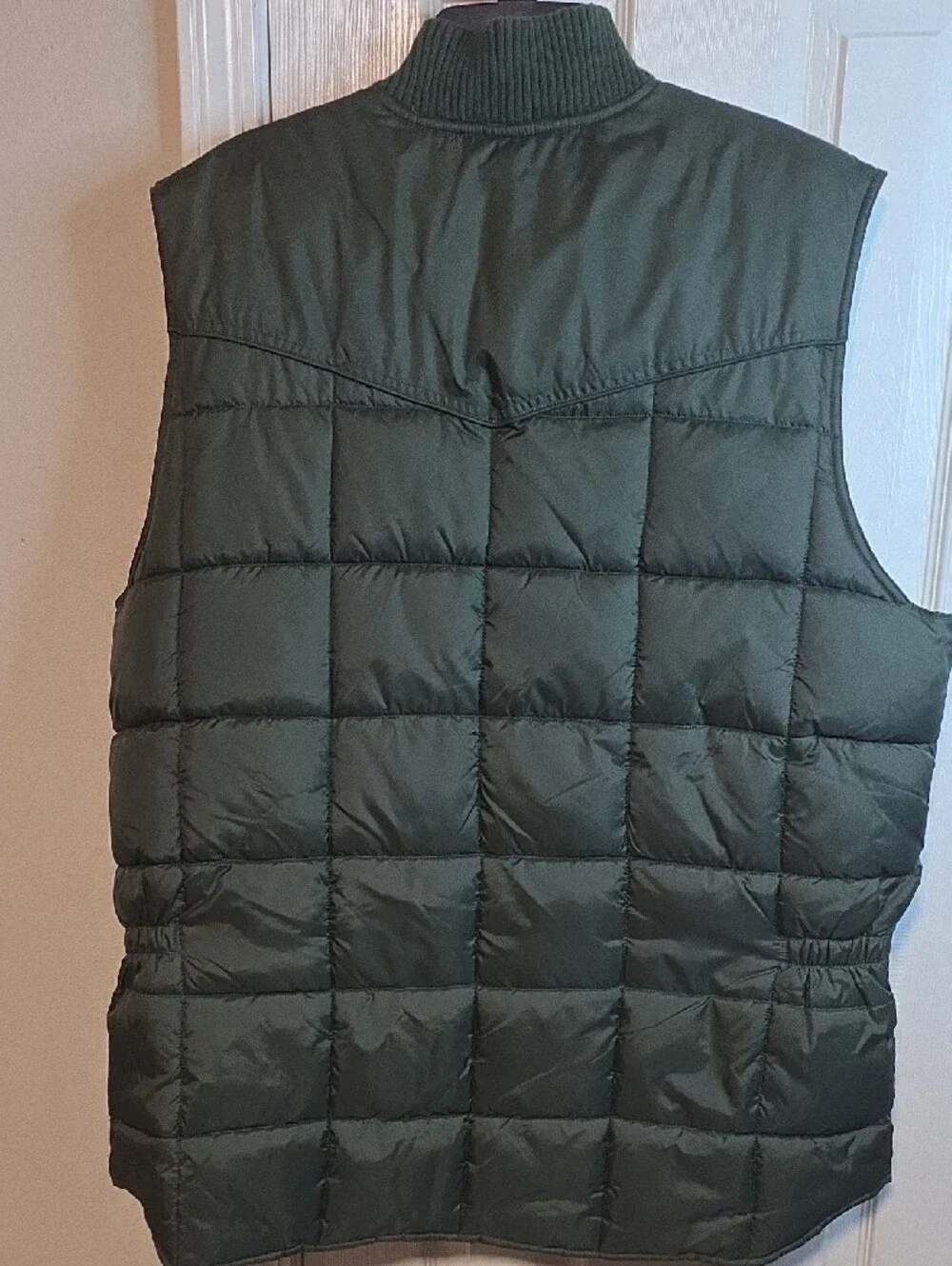 Roper Men's Dark Green Quilted Puffer Vest. Ptp 26 1/2 Length 35